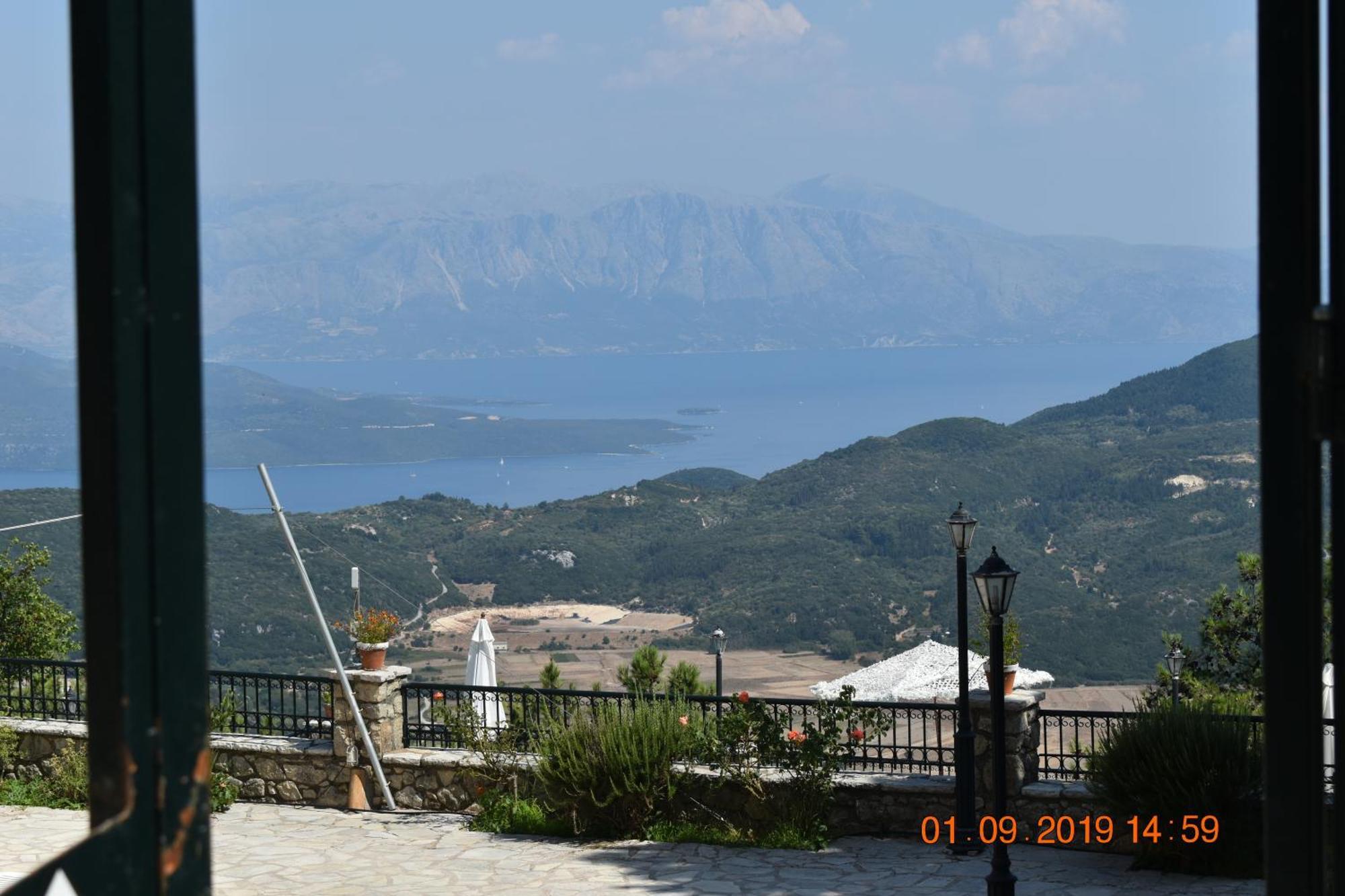 Estate Dafnopanagia Luxury Ourania *