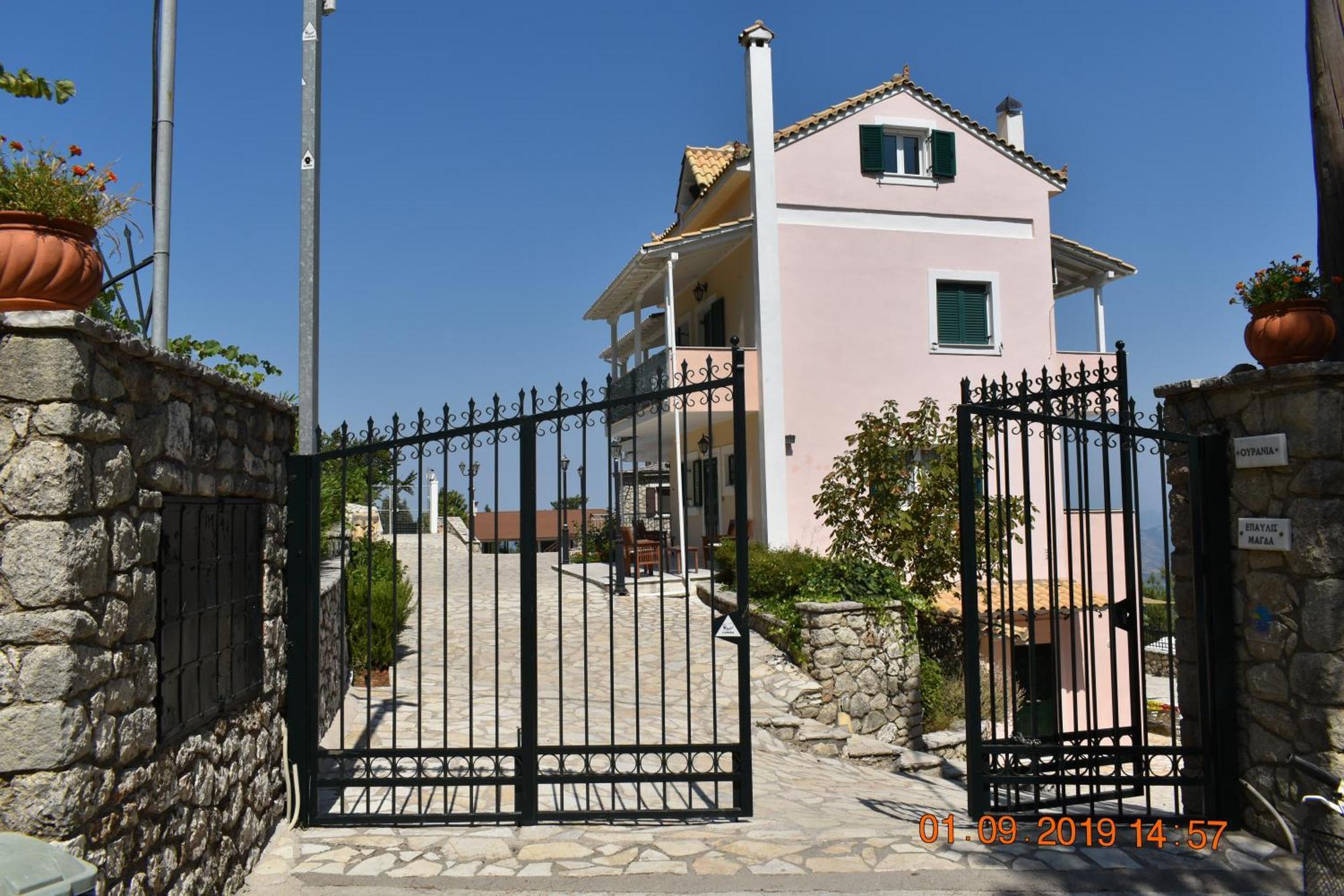 Estate Dafnopanagia Luxury Ourania *