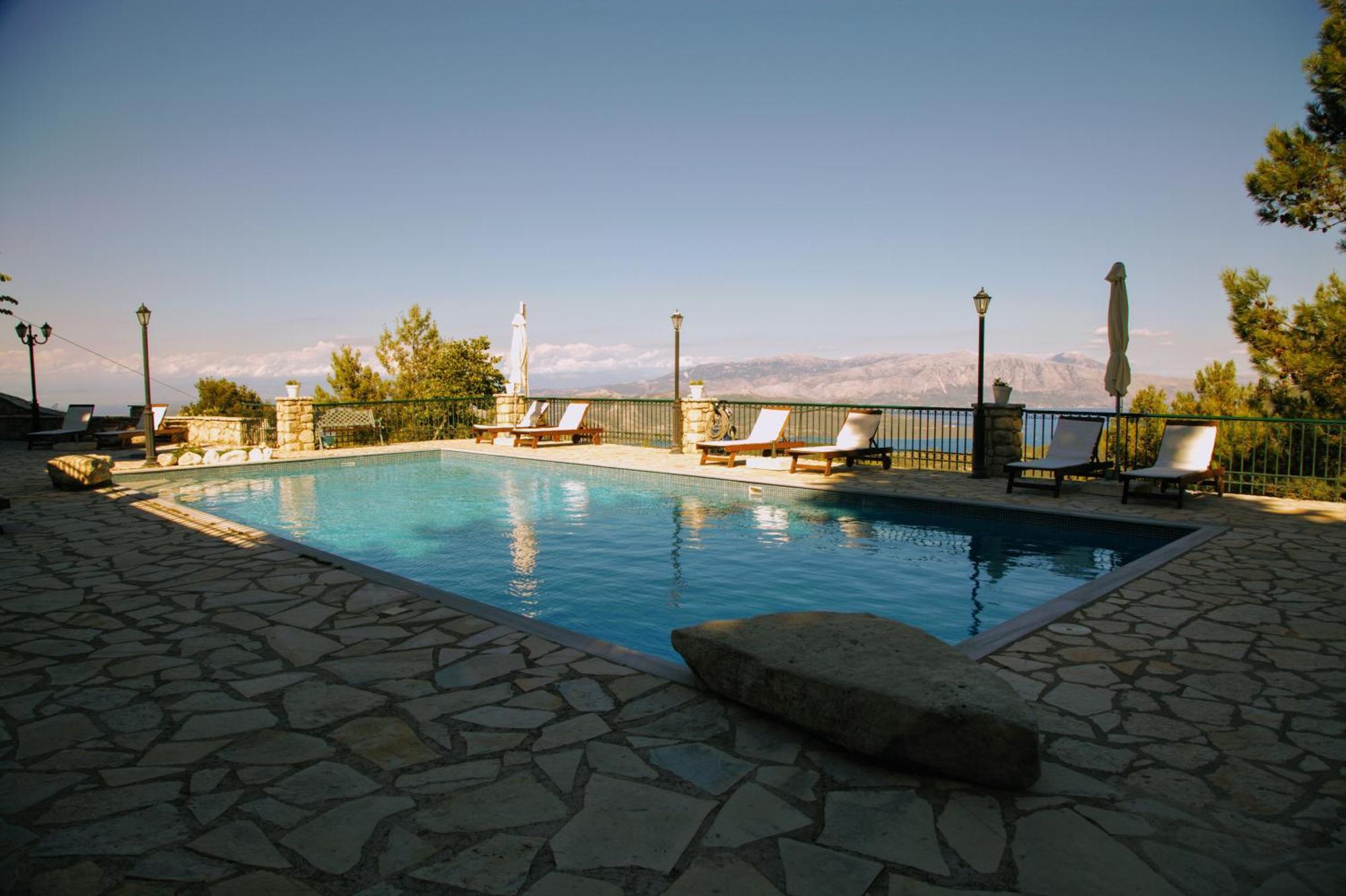 Estate Dafnopanagia Luxury Ourania *